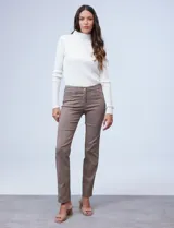 Pantalón de gabardina elastizada color marrón, marca Zac & Rachel, de corte slim, con pretina con pasadores, botón y cierre. Delantera con tres bolsillos y trasera con bolsillos ojal.