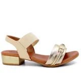 Sandalias bajas con tira delantera dorada con hebilla decorativa y tira trasera elástica color beige.