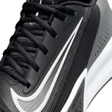 Championes de básquet Nike modelo Precision 7, color negro con detalles en gris y suela blanca. Presentan un diseño aerodinámico con malla transpirable y refuerzos laterales para mayor estabilidad.