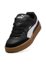 Championes Puma modelo Park Lifestyle Sk8, de diseño urbano inspirados en el skate, color blanco con franja lateral negra, detalles en gamuza gris en la puntera y suela de goma marrón tipo gum.