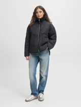 Campera acolchada de color gris oscuro, con diseño matelaseado de ondas, cuello alto en rib, cierre frontal con cremallera metálica y bolsillos frontales aplicados.
