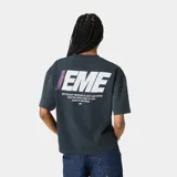Remera oversized color gris oscuro, con estampado frontal y trasero del logo "EME" en blanco con detalles en azul y rojo, y texto adicional en blanco. Confeccionada en 100% algodón y con corte cropped.