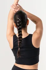 Top deportivo negro de algodón elastizado, con faja ancha doble y breteles anchos. Presenta detalle de puntilla en el escote y espalda entera.