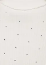 Jersey de punto canalé en color blanco, con diseño entallado, cuello perkins, manga larga y detalle de strass aplicado en toda la prenda.