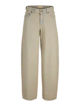 Jean de corte barrel fit con tiro medio, confeccionado en denim de sarga con un lavado teñido en tono beige. Presenta pierna suelta, cierre con bragueta y diseño de cinco bolsillos.