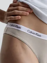 Bombacha clásica Calvin Klein color beige, de algodón elástico con cobertura trasera moderada, talle medio y cintura elástica con logo.