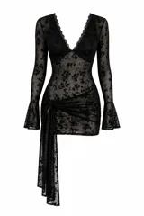 Vestido corto negro de encaje transparente, con escote en V profundo, mangas largas acampanadas y un panel lateral con caída asimétrica.