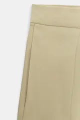 Pantalón de tiro medio color beige perteneciente a la colección ZW Collection, de corte ancho y recto, con detalle de pliegues frontales y cierre con cremallera y ganchos metálicos.