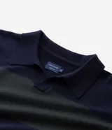 Suéter de punto con diseño de rayas horizontales anchas en bloques de color azul marino y verde oscuro. Presenta cuello tipo polo, mangas largas con puños acanalados y corte regular.