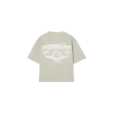 Remera oversize color beige (ginger sage) de manga corta con gran estampado tipográfico y gráfico blanco en la espalda.