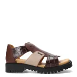 Sandalias de cuero combinadas en tonos marrón y beige, con diseño de recortes laterales y textura tipo cocodrilo. Presentan una suela track negra robusta y detalle de costuras decorativas en el lateral.