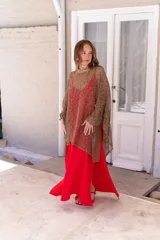 Poncho marrón de punto tipo crochet.