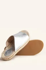 Sandalias tipo alpargata con capellada de cuero charol color bordó y planta tejida en fibra natural de yute. Presentan costuras a mano en color blanco y suela de goma.