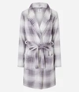 Bata de baño de corte regular confeccionada en tejido fleece suave y cálido. Presenta un diseño estampado a cuadros en tonos lila y blanco, con cuello solapa, cierre frontal mediante lazo ajustable a la cintura, mangas largas y bolsillos laterales.