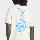 Remera Adidas de algodón con cuello redondo y corte clásico. Presenta un pequeño estampado gráfico en el pecho y un parche decorativo en el ruedo inferior, celebrando la Copa Mundial de la FIFA 26.
