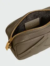 Cartera crossbody de cuero negro con diseño rectangular, cierre superior y correa de cadena dorada. Presenta el detalle de una estrella característica de la marca grabada en el frente.