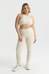 Top deportivo de diseño halter con ajuste ultra contenedor, confeccionado en tejido técnico de poliamida y spandex. Presenta el logo de la marca estampado en el centro del pecho.