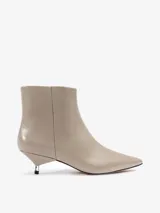 Botineta en punta confeccionada en cuero vacuno, con taco kitten heel.