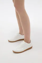 Zapatillas urbanas con estampado animal print de leopardo, cordones al tono y detalles de franjas laterales en color negro. Presentan suela de goma color caramelo y cuello acolchado.