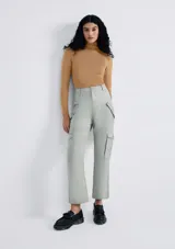 Polera de manga larga con cuello alto y diseño ajustado, confeccionada en tejido de punto liso color naranja.