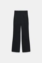Pantalón de tiro alto con diseño de raya diplomática, corte recto y raya planchada en el delantero. Cuenta con cintura con trabillas, bolsillos laterales y bolsillos de vivo en la parte trasera. Cierre frontal con cremallera, botón y ganchos metálicos.
