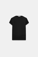 Top de algodón negro, de corte clásico con cuello redondo y manga corta, con espalda descubierta y detalle de lazos ajustables.