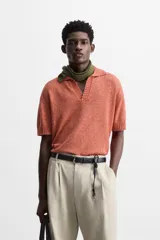 Polo de punto de corte relajado, confeccionado en mezcla de algodón. Presenta cuello solapa con abertura frontal, manga corta y acabados en rib en puños y bajo.