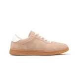 Zapatillas urbanas color nude, de cuero sintético, con cordones blancos y suela marrón.