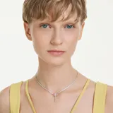 Collar en Y con baño de rodio, compuesto por una cadena estilo cupchain con mecanismo deslizante ajustable. Presenta un motivo central de libélula adornado con cristales de colores rosa, amarillo y azul.