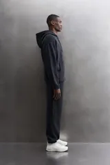 Sudadera con capucha y cierre de cremallera de doble dirección, color negro, de corte relaxed fit, con bolsillos frontales tipo canguro y puños y bajo elásticos.