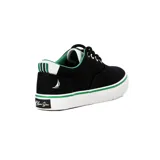 Championes urbanos negros con detalles en verde y suela blanca.