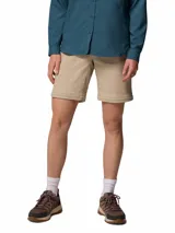 Pantalón Columbia de trekking convertible en bermuda, modelo Leslie Convert Pant Omni-Shade, color beige, con perneras desmontables mediante cremallera, bolsillos laterales y tecnología de protección solar.