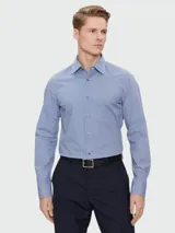Camisa celeste con estampado de monogramas, corte slim fit y mangas largas.