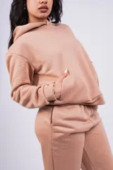 Buzo color piel con capucha y corte holgado.