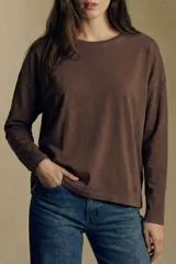 Remera de manga larga con calce oversize, confeccionada en algodón lavado con textura irregular y acabado suave.