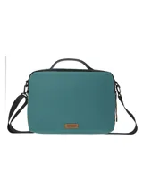 Maletín porta laptop de diseño minimalista en color turquesa, con acabado resistente al agua. Cuenta con asa superior, correa ajustable y removible, cierre principal y bolsillo trasero con cremallera. Incluye parche con logo de la marca en material sintético.