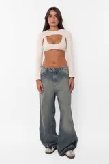 Microtop color crudo con mangas largas y escote con abertura.