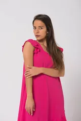 Vestido largo de simil lino con volados en el ruedo y mangas cortas con volados.