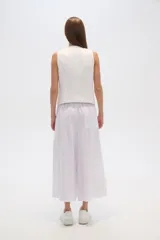 Pantalon de lino color negro, de corte ancho y tiro alto, con bolsillos laterales.