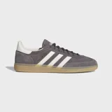 Championes Adidas Handball Spezial de ante gris con las emblemáticas tres tiras blancas en los laterales, talón blanco y suela de goma color caramelo.