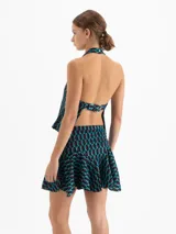 Top de punto con estampado geométrico en tonos azul y bordó, con diseño de cuello halter y espalda descubierta con tiras para atar.