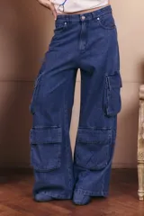 Jean cargo de tiro medio y corte oversize, color azul denim. Presenta bolsillos cargo laterales y frontales, cierre con botón metálico y pasacintos.