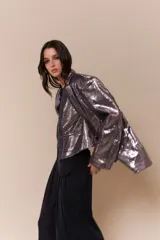 Blazer negro de lentejuelas con solapas y corte holgado.