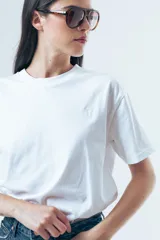 Camiseta básica de manga corta, cuello redondo y corte recto, confeccionada en algodón de color blanco.