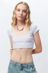 Top corto color amarillo, de mangas cortas y escote redondo.