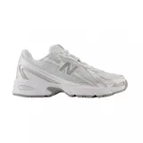 Championes New Balance modelo 740, de diseño deportivo en color blanco con detalles plateados. Presentan una estructura de malla transpirable con refuerzos sintéticos, logo N lateral y suela con tecnología ABZORB para mayor amortiguación.