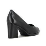 Zapato de vestir Comfortflex color negro, con taco cuadrado de altura media y punta redondeada. Presenta un diseño clásico y minimalista con interior acolchado.