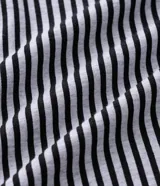 Pijama masculino de algodón, compuesto por una remera blanca con estampado de Garfield y la frase "Mondays Suck", y un short con rayas verticales blancas y negras. Incluye pantuflas negras de felpa.