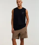 Bermuda masculina color negro, confeccionada en poliamida, con cintura elástica y cordón ajustable. Presenta bolsillos cargo laterales y es de secado rápido.
