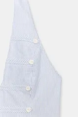 Top halter a rayas celestes y blancas con escote en V profundo, detalle de doble botonadura frontal y cierre con cremallera oculta en la espalda.